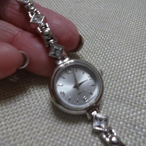 Vintage AVON Ladies Sparkling Crystal Silver Tone Watch Size 7.3" (NEW) - Picture 1 of 4